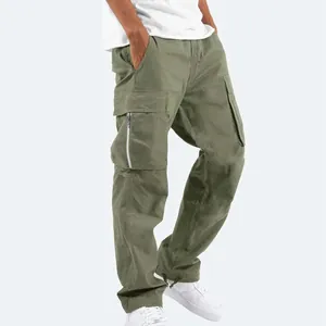 Primer plano de pantalones cargo para hombre en verde oliva con bolsillos y cremallera.