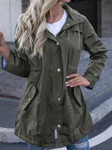 Vue détaillée du coupe-vent imperméable vert armée pour femme avec taille ajustable