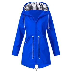 Detailweergave van het blauwe waterdichte outdoorjack voor dames met gestreepte voering