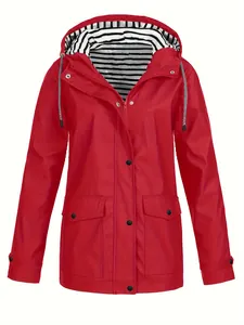 Vue frontale d'un imperméable rouge avec doublure de capuche à rayures
