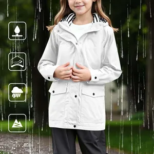 Bambina con impermeabile bianco con cappuccio sotto la pioggia