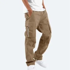 Detalle de pantalón cargo caqui para hombre con bolsillo lateral de cremallera
