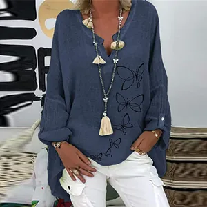 Détail de la blouse pour femmes en coton et lin bleu marine avec col en V et imprimé papillon