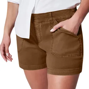 Detalle de pantalones cortos marrones de sarga elástica con bolsillos funcionales