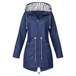 Detailweergave van donkerblauwe outdoorjas voor dames met gestreepte capuchonvoering