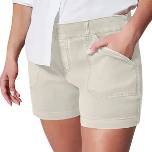 Detalle de los pantalones cortos de sarga beige elásticos con bolsillos laterales.