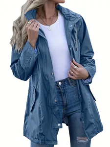Vue détaillée de la veste coupe-vent bleue imperméable et ajustée pour femmes