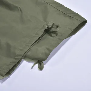 Primer plano de pantalones cargo verde oliva con cordón ajustable en el bajo