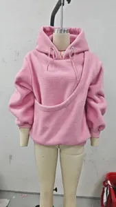 Detail van een roze fleece oversized hoodie met een functionele draagzak voor huisdieren