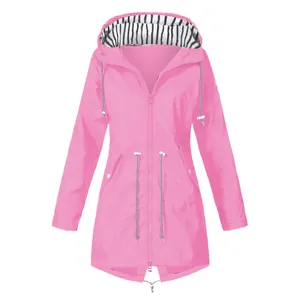 Gedetailleerd overzicht van de roze waterdichte outdoorjas met hippe gestreepte voering