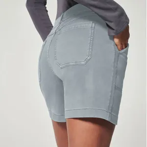 Detalle de pantalones cortos casuales de sarga gris de alta elasticidad con bolsillos
