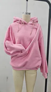 Detailweergave van een roze fleece hoodie met capuchon en grote buidelzak.