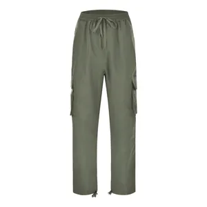 Vista frontal del pantalón cargo verde oliva con cordón en la cintura y bolsillos