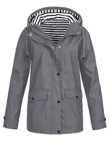 Détail d'une veste d'extérieur imperméable grise avec doublure de capuche rayée