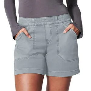 Detalle de pantalones cortos casuales de sarga gris elástica con bolsillos frontales.