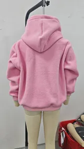 Achteraanzicht van een roze oversized fleece hoodie met zachte, knusse textuur.