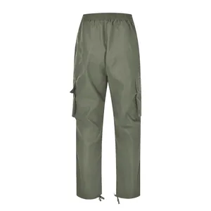 Vista trasera de pantalones cargo para hombre verde oliva con bolsillos y cordón