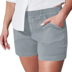 Detalle de los pantalones cortos de sarga gris con cintura alta y bolsillos laterales.