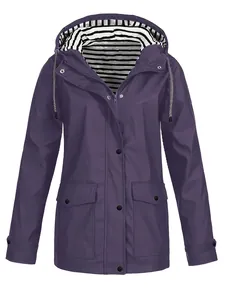 Détail d'une veste d'extérieur violette imperméable à capuche et doublure rayée