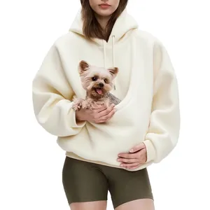 Detail van crème fleece hoodie met een grote functionele zak voor het dragen van huisdier