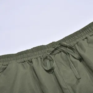 Detalle de cerca de la cintura elástica con cordón de unos pantalones cargo de hombre.