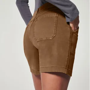 Primer plano de pantalones cortos de sarga marrón con cintura alta y bolsillos traseros elásticos.