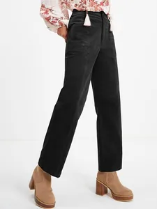 Detailansicht der schwarzen Damen-Cordhose mit hoher Taille und Seitentaschen