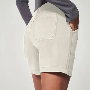 Vista de detalle de shorts de sarga de talle alto con bolsillos traseros y efecto lift.