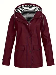 Vue détaillée d'une veste de pluie imperméable bordeaux avec doublure de capuche rayée.