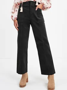 Detaillierte Vorderansicht der schwarzen Cord-Gerade-Bein-Hose mit hoher Taille
