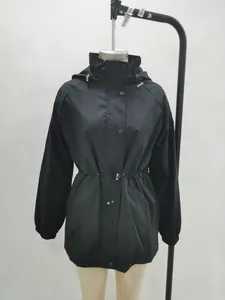 Vue de face d'un coupe-vent imperméable noir ajusté présenté sur un mannequin de couture