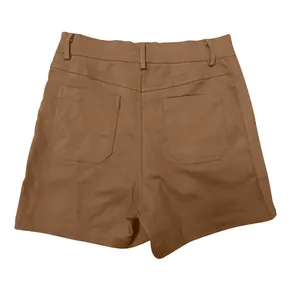 Detalle trasero de pantalones cortos de sarga marrón con talle alto y dos bolsillos.