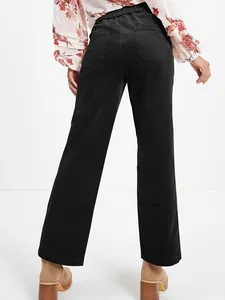 Rückansicht der schwarzen Damen-Cordhose mit geradem Schnitt und Gesäßtaschendetails
