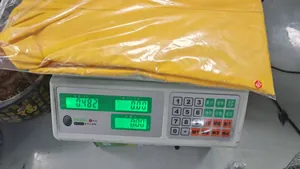 Detailed view showing the actual 0.482kg weight of the yellow 3-in-1 waterproof outdoor jacket