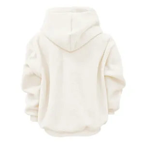 Achteraanzicht van een witte sherpa hoodie met een grote tas voor huisdieren.
