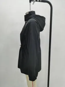 Vue latérale d'un coupe-vent noir imperméable pour femme avec taille ajustable par cordon.