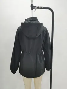 Vue arrière d'un coupe-vent imperméable noir pour femme avec capuche et cordon de serrage.