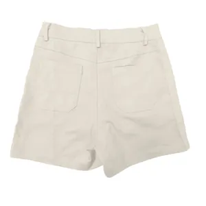 Vista trasera de pantalones cortos de sarga crema de talle alto con dos bolsillos.