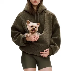 Detailopname van een olijfgroene pluche hoodie met ingebouwde zak voor huisdieren