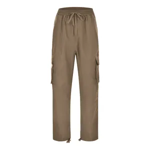 Vista frontal de pantalones cargo marrones para hombre con cordón en cintura y bolsillos