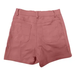 Vista trasera detallada de elegantes pantalones cortos casuales de sarga rosa de talle alto