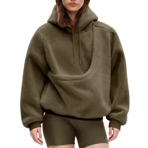 Detail van een oversized harige dameshoodie met een unieke draagzak voor huisdieren