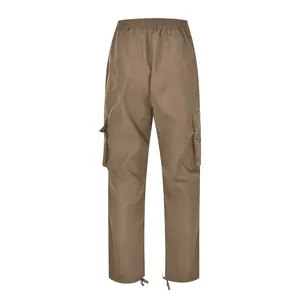 Vista posterior detallada de pantalones cargo marrones para hombre con cintura elástica y cordón