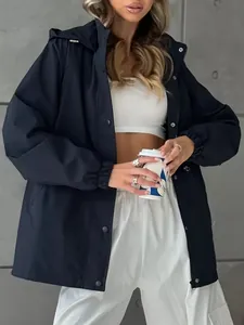 Vue détaillée d'une veste imperméable à capuche bleu foncé pour femme avec boutons-pression