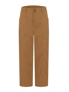 Detailansicht der braunen Cordhose für Damen mit geradem Bein und großen Fronttaschen