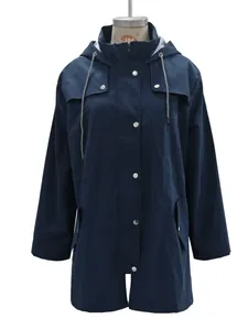 Détail de face d'un coupe-vent imperméable bleu marine pour femme sur un mannequin