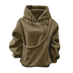 Bruine oversized pluche hoodie met een grote voorzak voor kleine huisdieren op de buik.