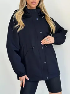 Détail du coupe-vent imperméable noir pour femme avec cordon de serrage réglable à la taille