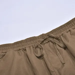 Detalle de la cintura elástica con cordón ajustable en pantalones cargo para hombre