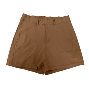 Vista detallada de pantalones cortos casuales marrones de tiro alto con bolsillos